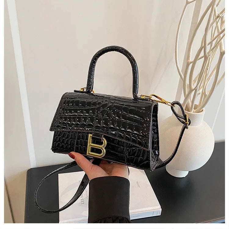 Chic Women's Handbag From Famous Designer In Soft Leather With Popular Classic Appeal And Comfortable Handle