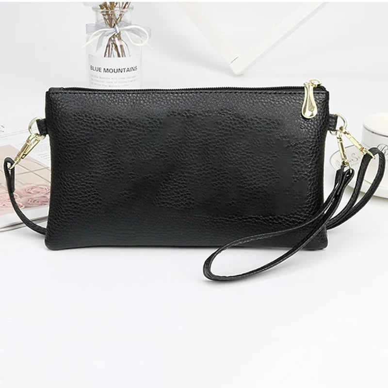 A lady's handbag, simple design, small size, suitable for travel, fitness, work, parties, weddings, and other occasions.