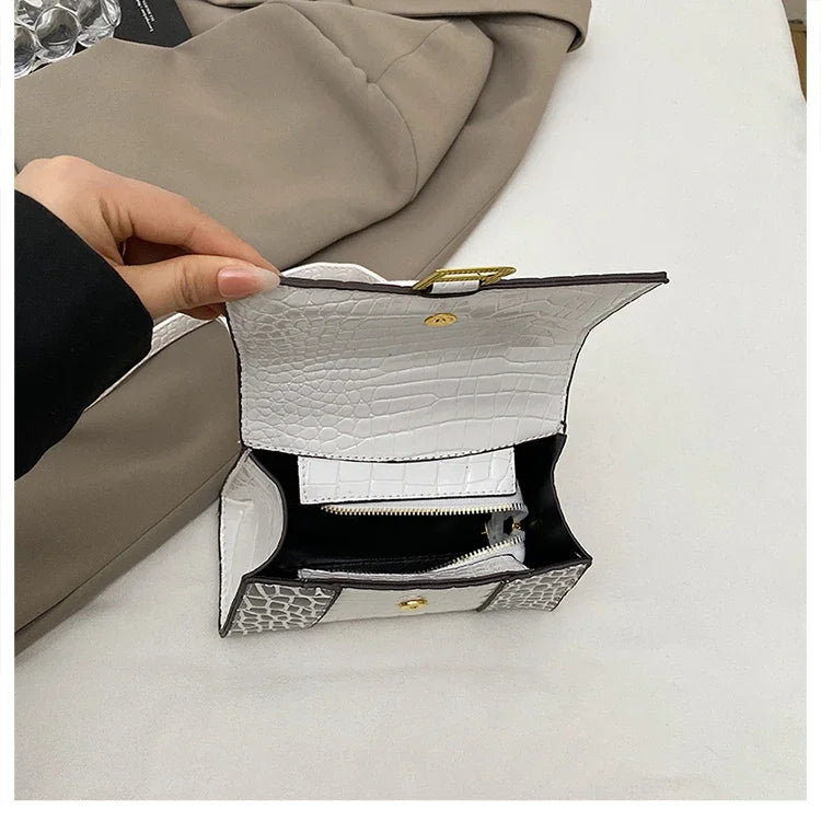 Chic Women's Handbag From Famous Designer In Soft Leather With Popular Classic Appeal And Comfortable Handle